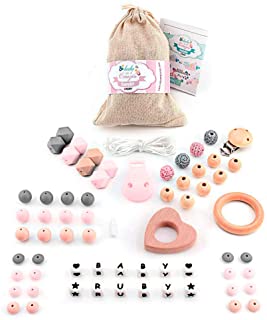 RUBY - Set 4 piezas Chupeteros con nombre personalizable- collar lactancia- sonajero para bebe de silicona y madera- kit cesta de regalo para recien nacido (Rosa Pastel)