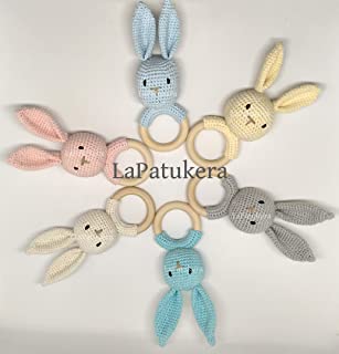 Sonajero mordedor para bebe de crochet- Unisex. Conejo Amigurumi color a elegir- realizados en 100- algodon- estimula los sentidos del bebe- hechos a mano en Espana. Aro de madera.